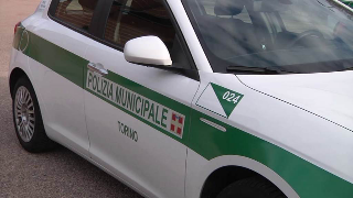 Trova in strada un borsello con 1.600 euro e lo consegna ai vigili